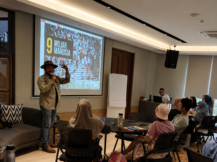 Sesi pelatihan Earth Storyteller